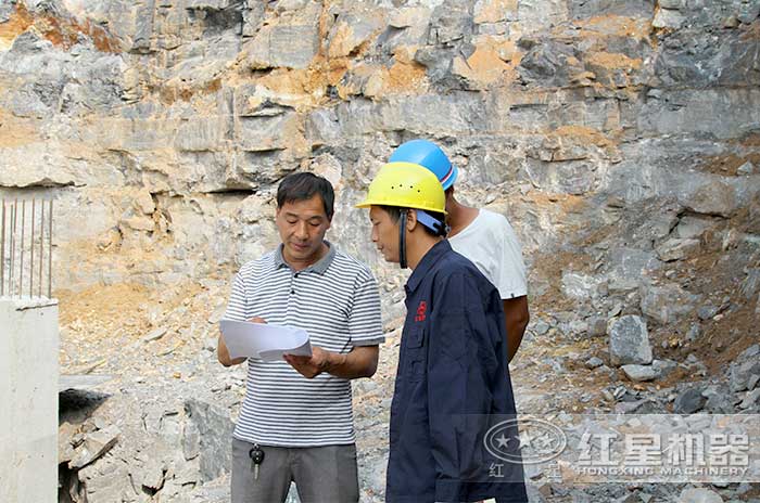 雷蒙磨粉机厂家技术工程师现场指导安装